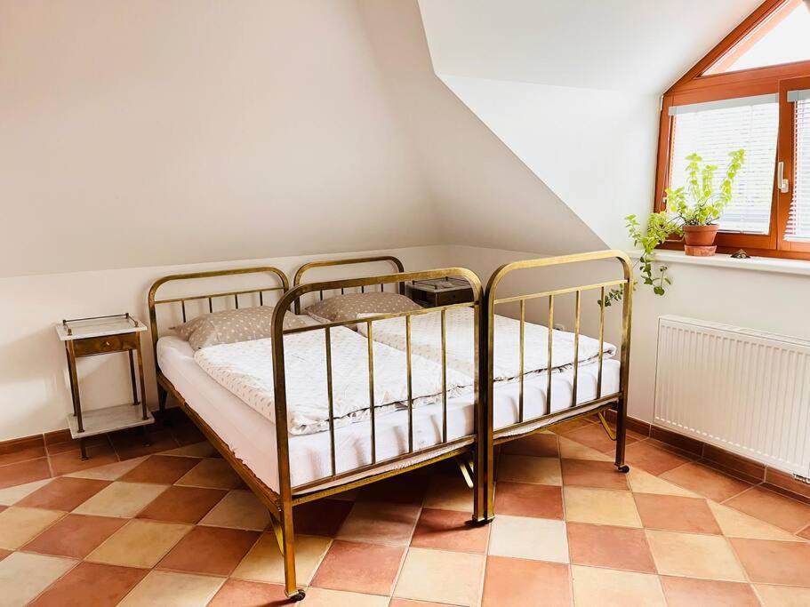 Apartman Se Zahradou 20 Minut Do Centra Prahy Orech Exterior photo