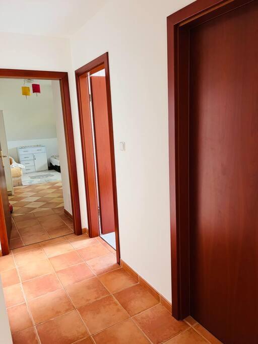 Apartman Se Zahradou 20 Minut Do Centra Prahy Orech Exterior photo